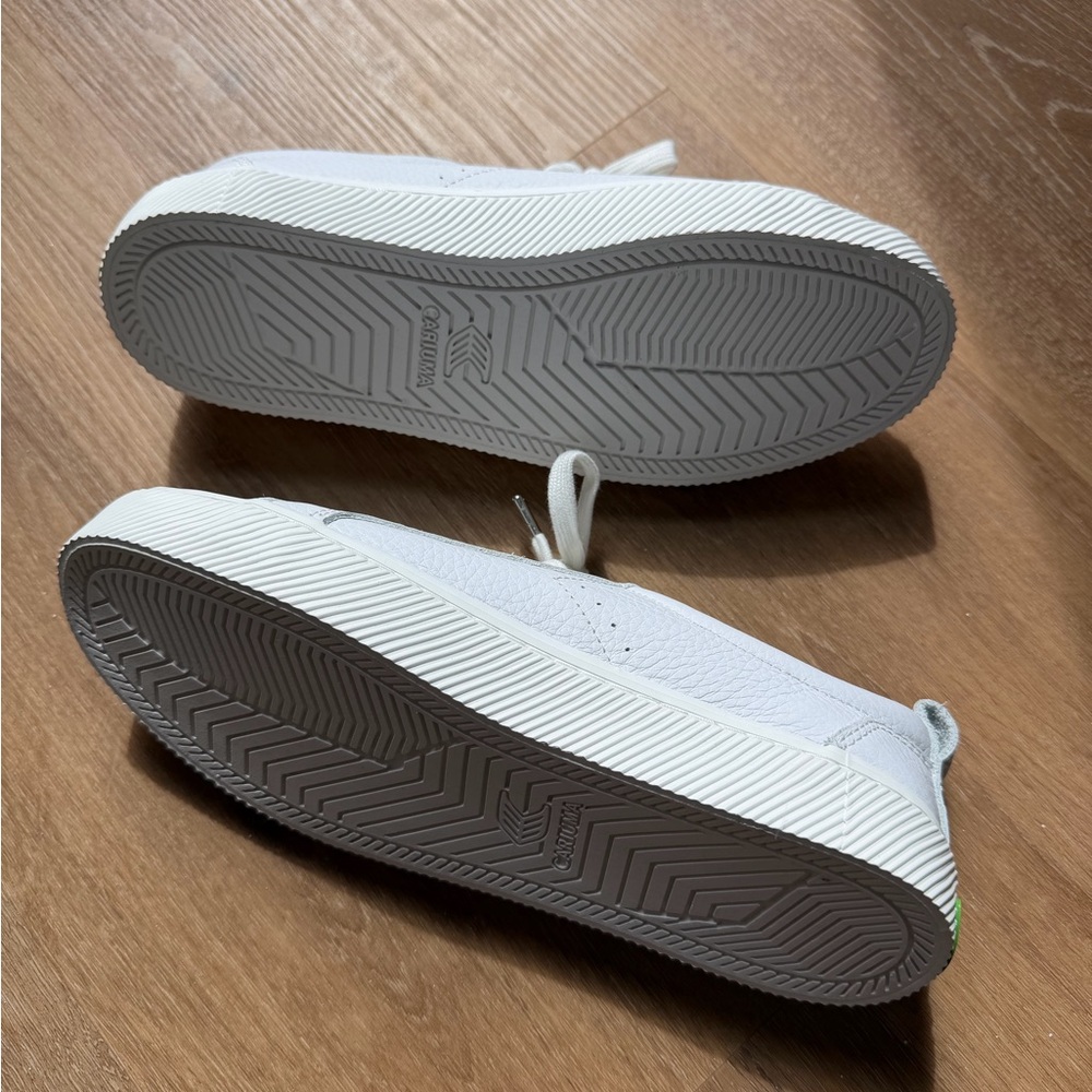 Cariuma Women's Low-Top White Leather Sneakers - Picture 4 of 4